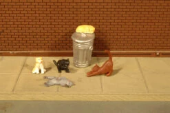 Bachmann Cats With Garbage Can - HO Scale