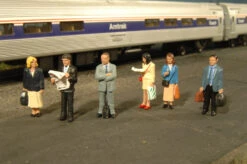 Bachmann Standing Platform Passengers - O Scale