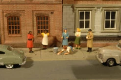 Bachmann Sidewalk People - O Scale