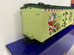 2006 Christmas Reefer (USA Trains 13024) 4 2006 Christmas Reefer (USA Trains 13024) -ModelToysWorld USA13024 01