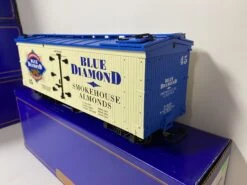 Blue Diamond Reefer (USA Trains R-16004) -ModelToysWorld USA16004 02